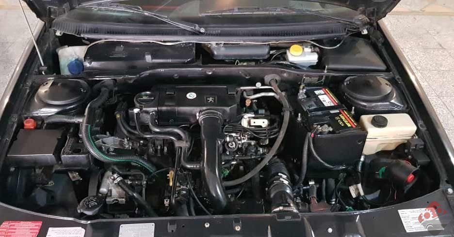 اسپری تمیز کننده روی موتور دی جی